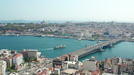 Galata-brücke-Mit-öffentlicher-Verkehrsstraßenbahn-Und-Autoverkehr-An-Einem-Schönen-Klaren-Himmelstag