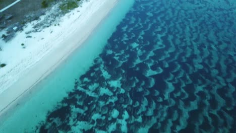 antena 4k panorámica increíbles aguas azules en una playa aislada en indonesia