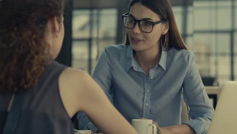 conceptos de asesor de discusión para personas de negocios