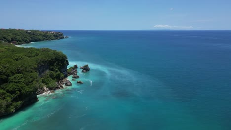 vistas costeras en uluwatu en una tarde soleada con varios colores azules en el mar