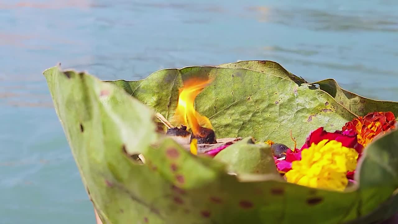 ofrendas de adoración al río sagrado ganges en la mañana desde un video de ángulo plano tomado de haridwar uttrakhand india el 15 de marzo de 2022