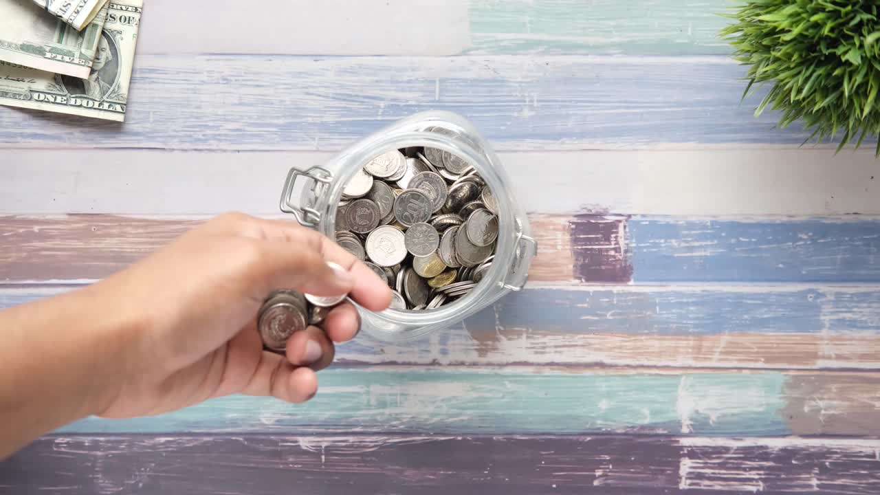 ahorrando dinero en un frasco de vidrio