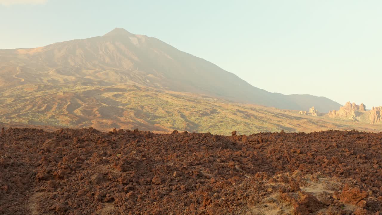 parte izquierda del parque nacional del teide accidentado, que muestra el pico del teide