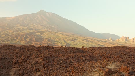 Panorámica-Izquierda-Del-Escarpado-Parque-Nacional-Del-Teide,-Que-Muestra-El-Pico-Del-Teide.