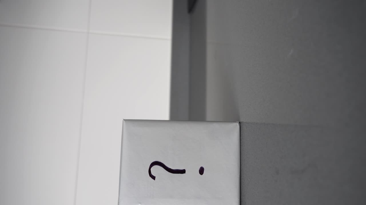 caja de regalo misteriosa con un signo de interrogación en una superficie gris