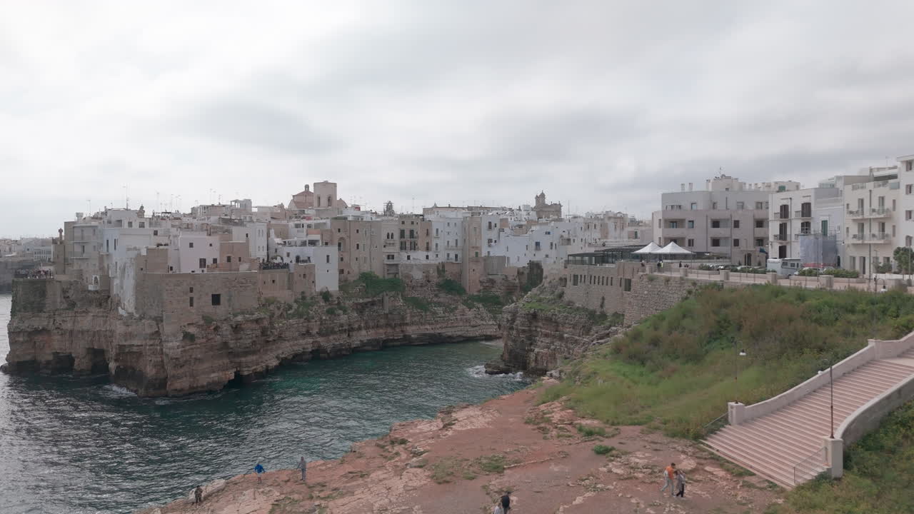 Mare turchese e grotte marine di Polignano a Mare dall'alto.