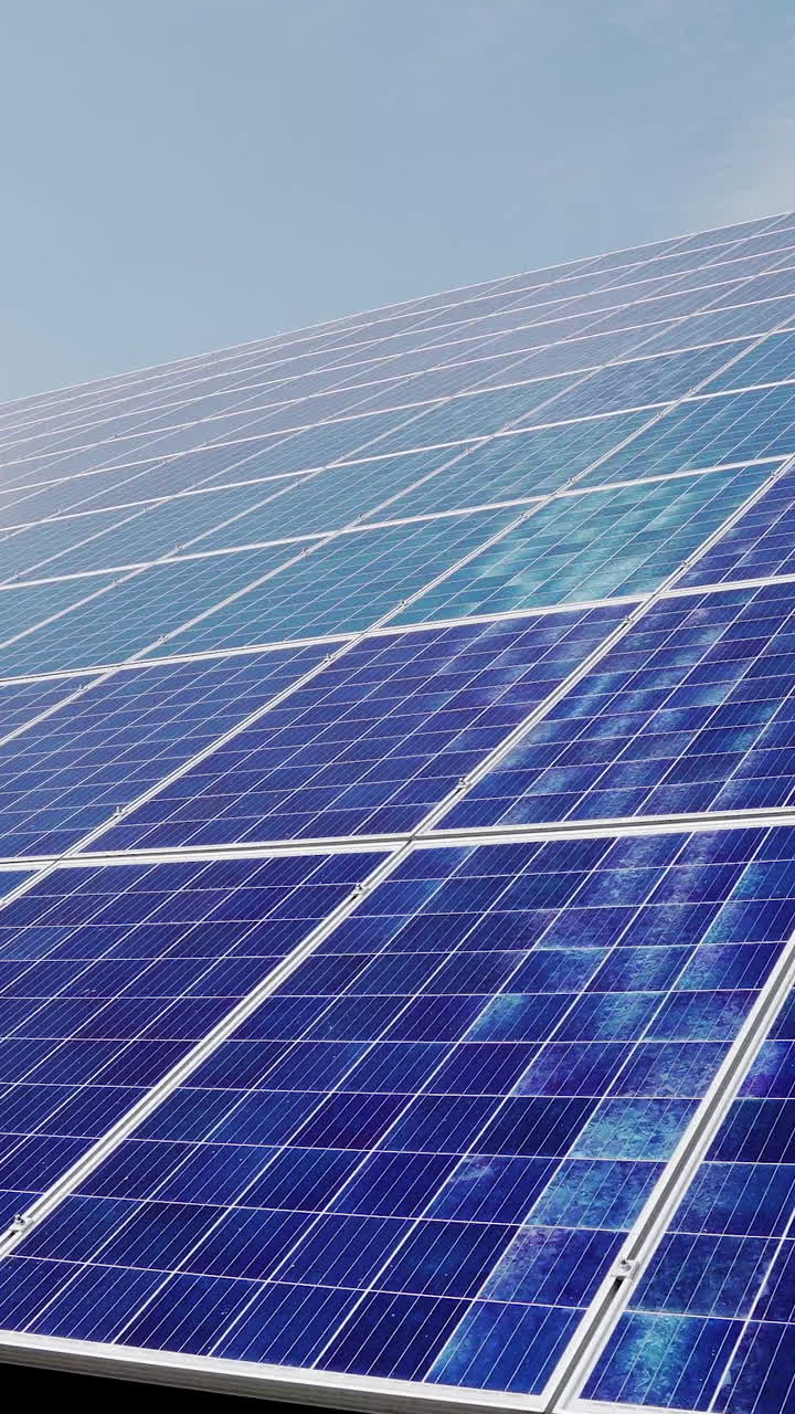 Painéis solares fotovoltaicos azuis no telhado da casa. Operação eficiente e ininterrupta de sistemas numa central elétrica. Vídeo vertical.