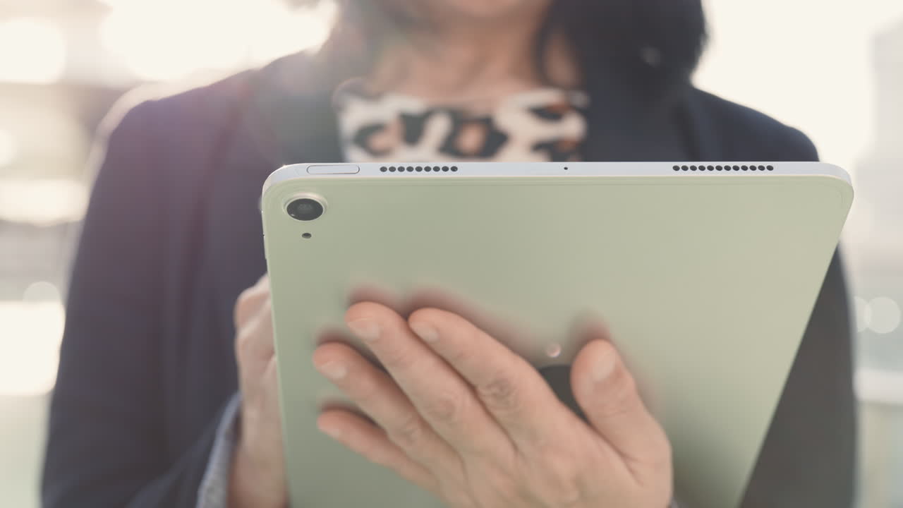 태블릿을 사용하는 여성