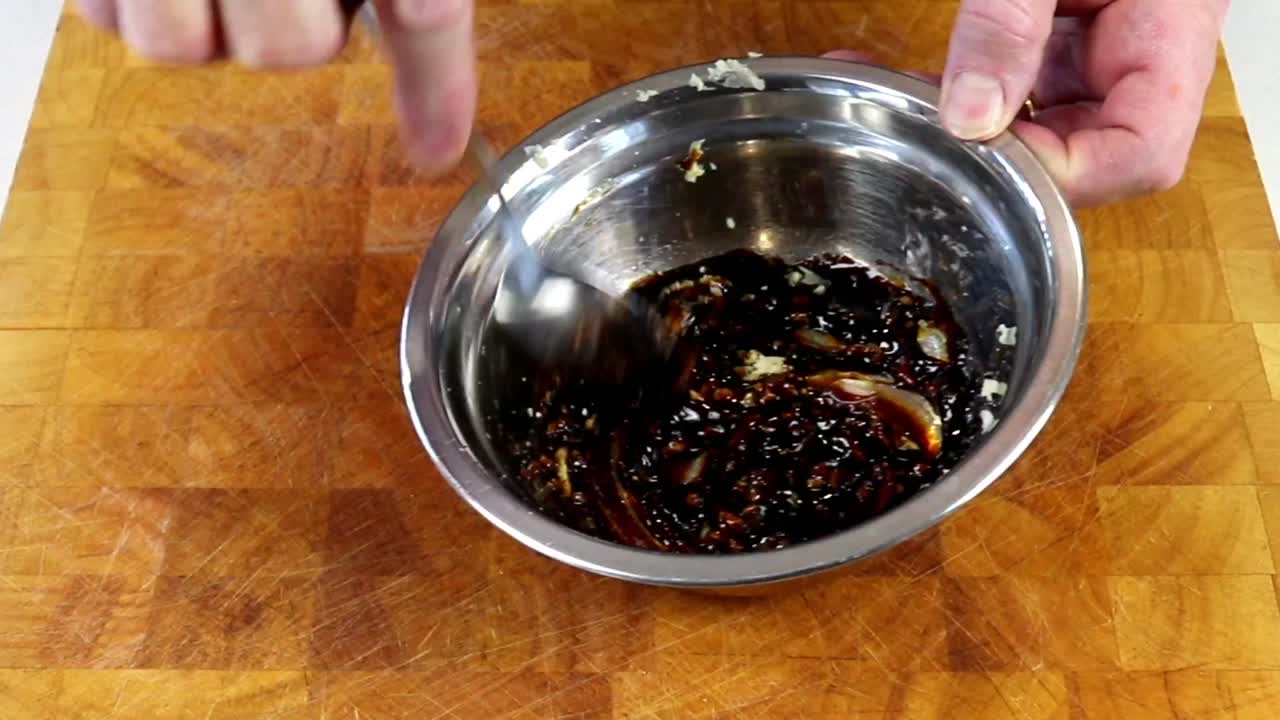 갓 준비한 마리네이드를 그릇에 저어줍니다.