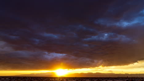 amanecer en un día tormentoso con nubes oscuras amenazando lluvia en el desierto de mojave - lapso de tiempo