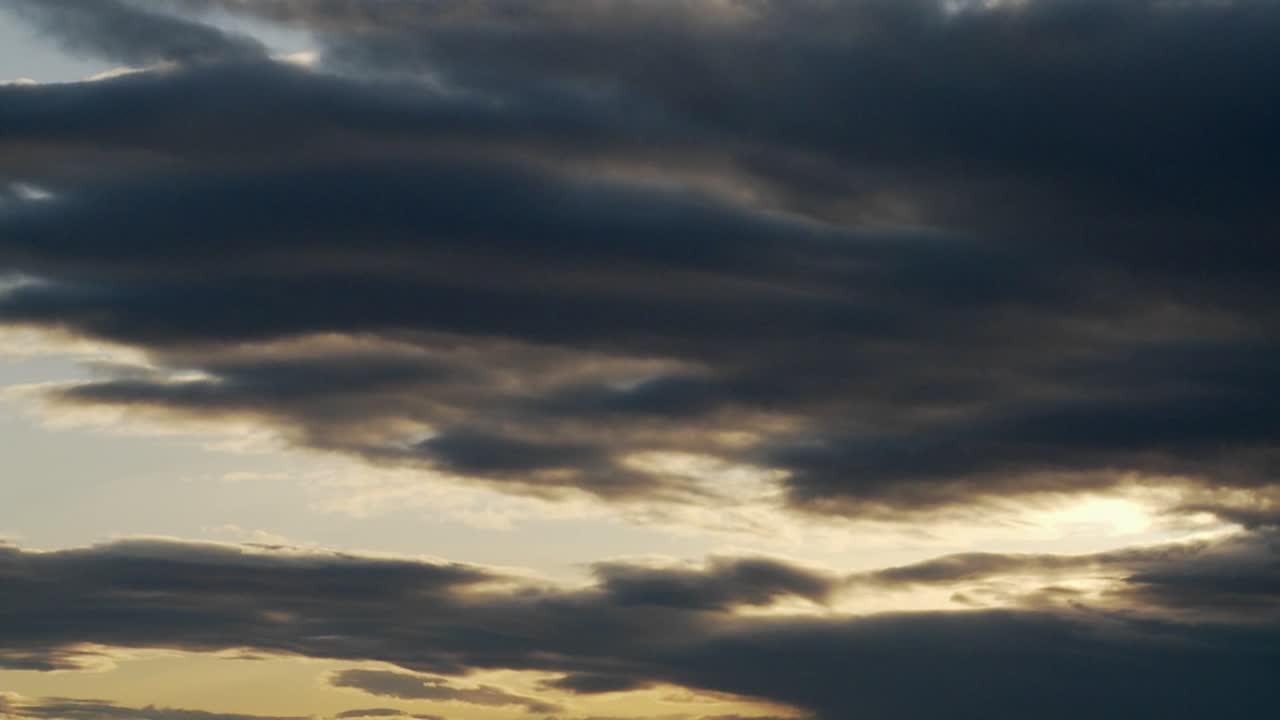 이 저속 촬영에서 어두운 구름이 풍경 위로 움직입니다.