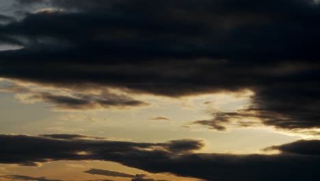 nubes oscuras se mueven sobre el paisaje en esta toma de lapso de tiempo