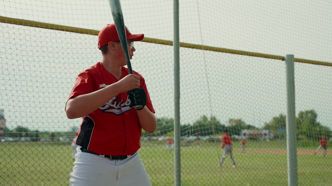 Giovane giocatore di baseball alla battuta