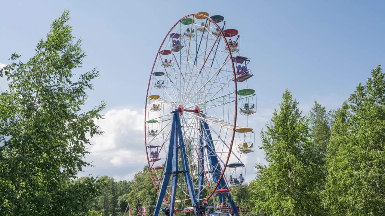 은 날 에 놀이 공원 에서 거대한 페리스  의 시간 지연