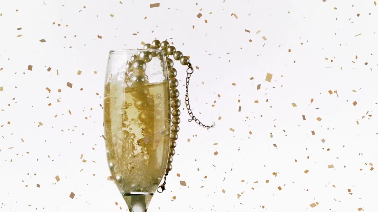 Animazione di coriandoli che cadono e collana di perle in un calice di champagne