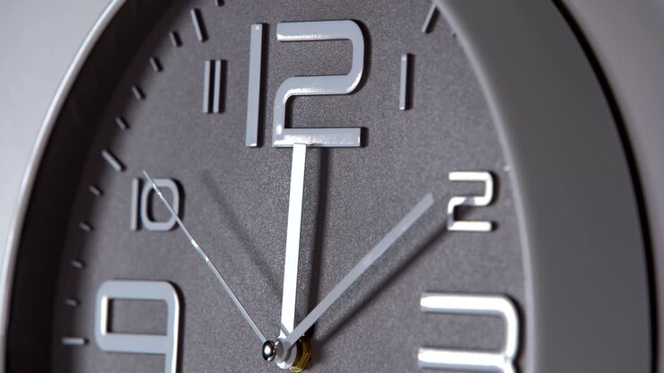 Wall clock on a gray background. 00:10