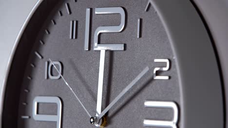 reloj de pared en un fondo gris.