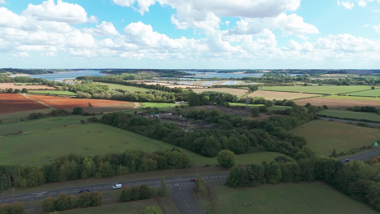 Uitgestrekt, sereen landschap bij Oakham op een heldere, bewolkte dag