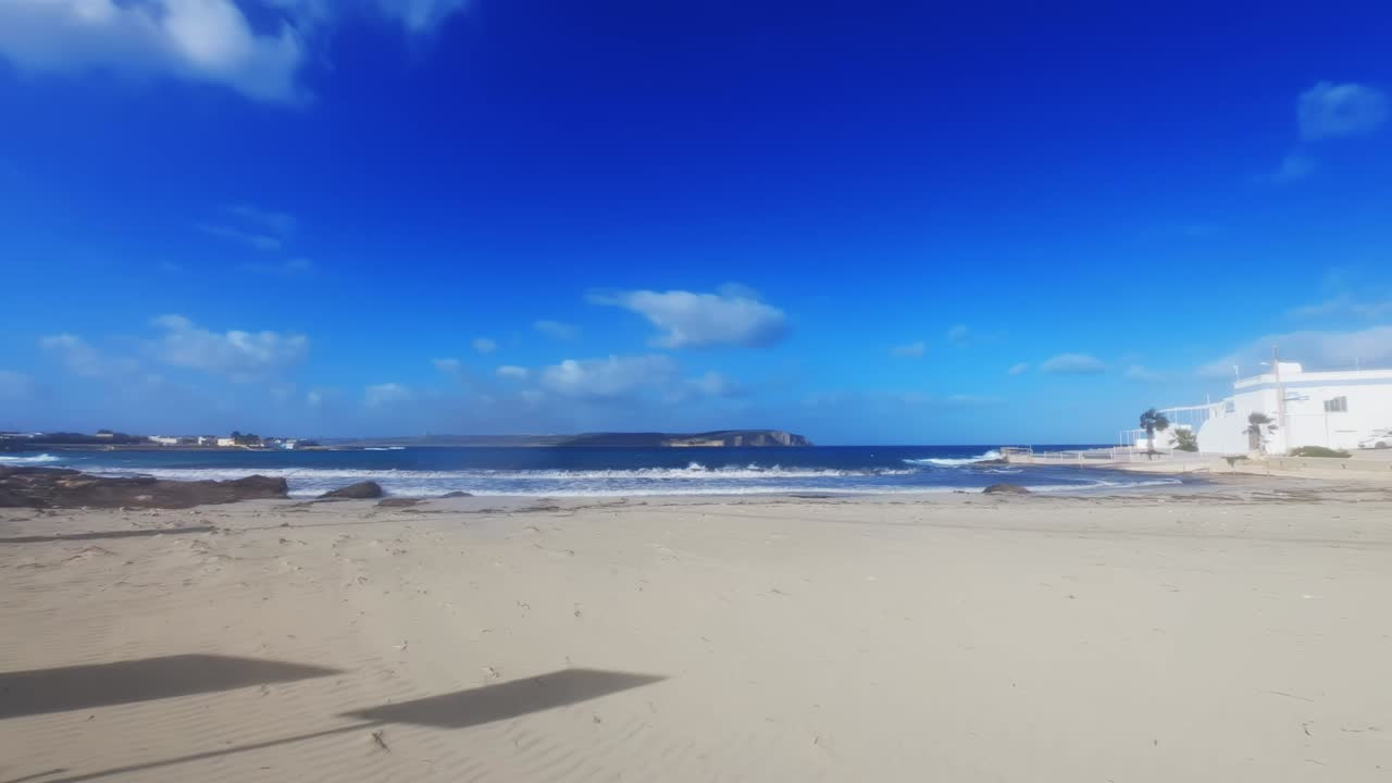 video de malta, que muestra la playa vacía de little armier en invierno