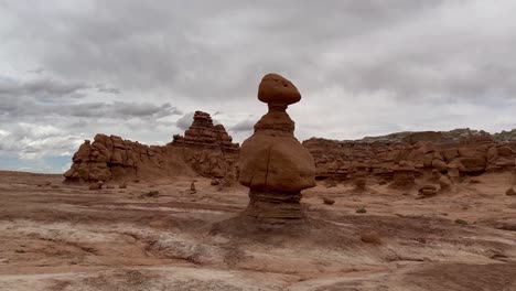 un alto hoodoo en el valle de los duendes de utah - panorama del paisaje