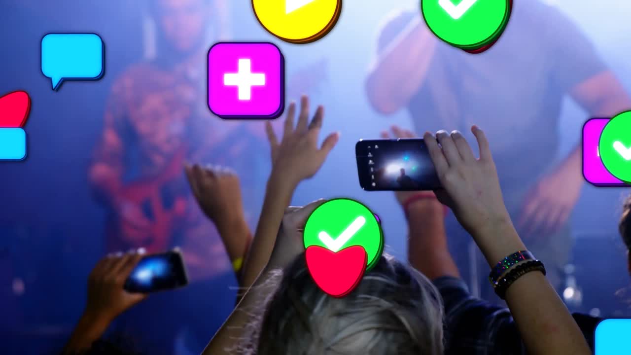 Eturivin fani puhelin kädessään, animoidut kuvakkeet valtaavat lavan live-musiikin aikana jaettavaksi.