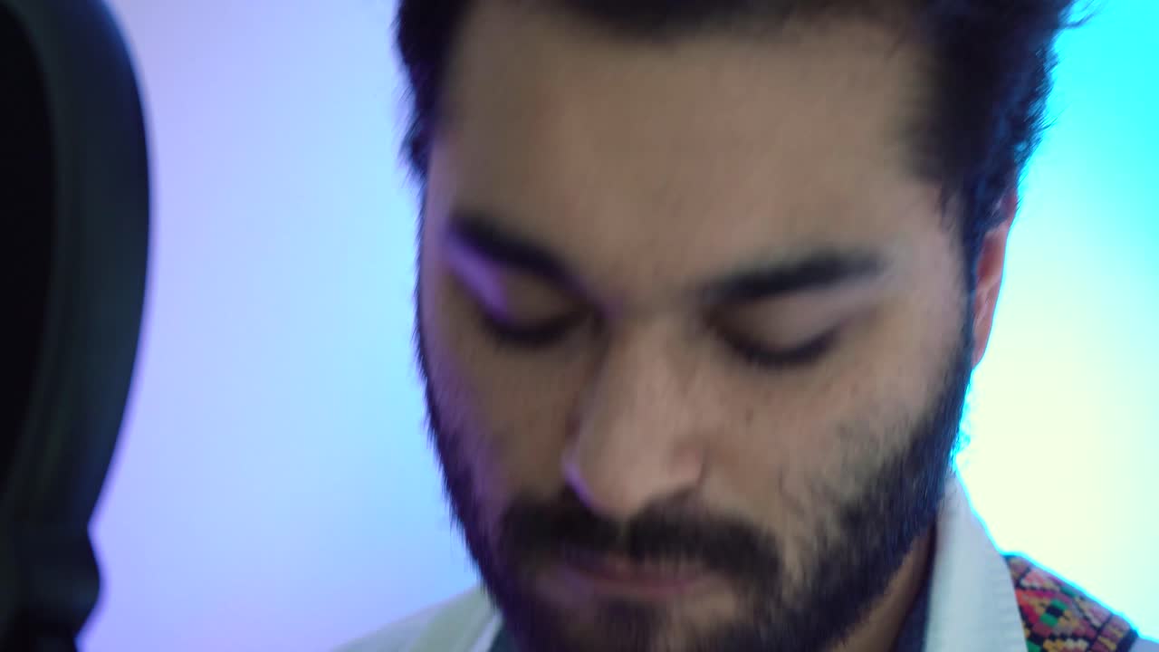 primo piano del musicista che suona la sua chitarra elettrica da casa