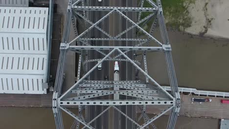 aérea: vista aérea del puente y el tráfico
