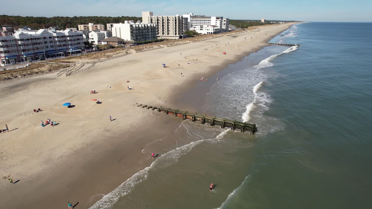 rehoboth beach delaware dron descendiendo en espiral sobre los nadadores en el océano atlántico