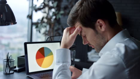 hombre de negocios trabajando en una computadora portátil con gráficos