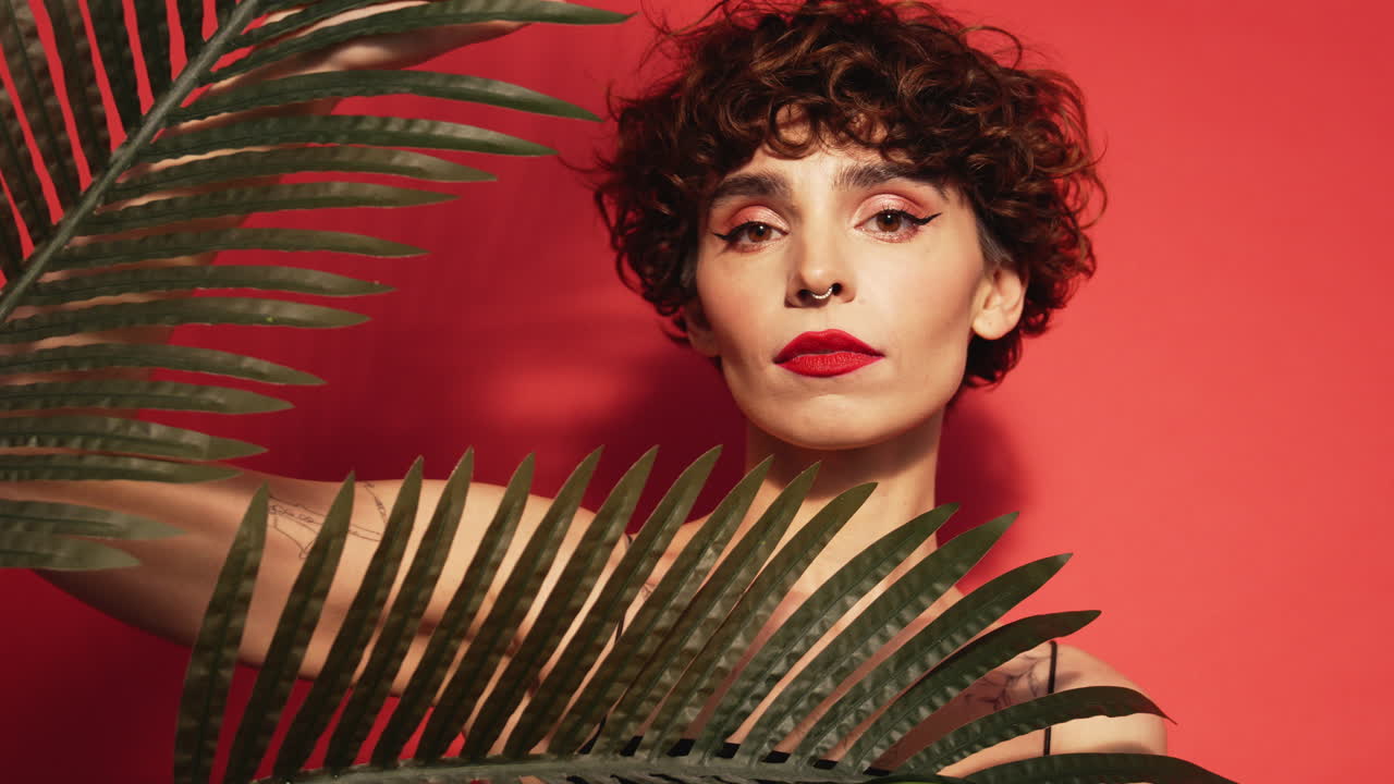 mujer con hojas de palma