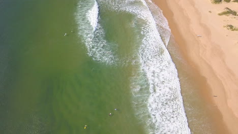 Vista-Aérea-Volando-Hacia-Abajo-De-Una-Playa-Exótica-En-Sudáfrica