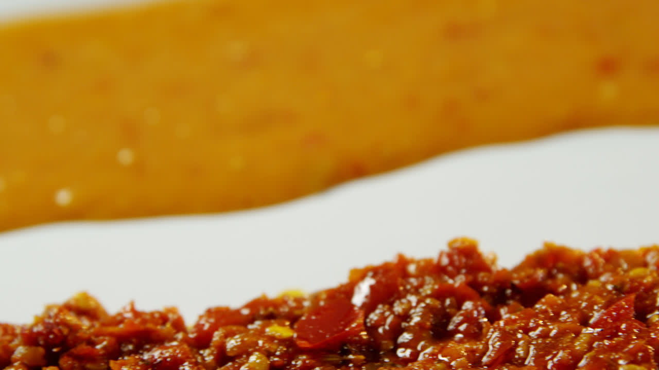 소스와 chutney는 4k 트레이에 있습니다.