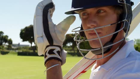 Schlagmann-Mit-Helm-Und-Schläger-Auf-Dem-Cricketfeld