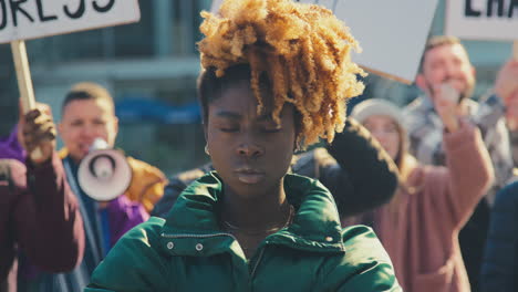 retrato de una manifestante femenina entre los manifestantes con pancartas en la manifestación black lives matter