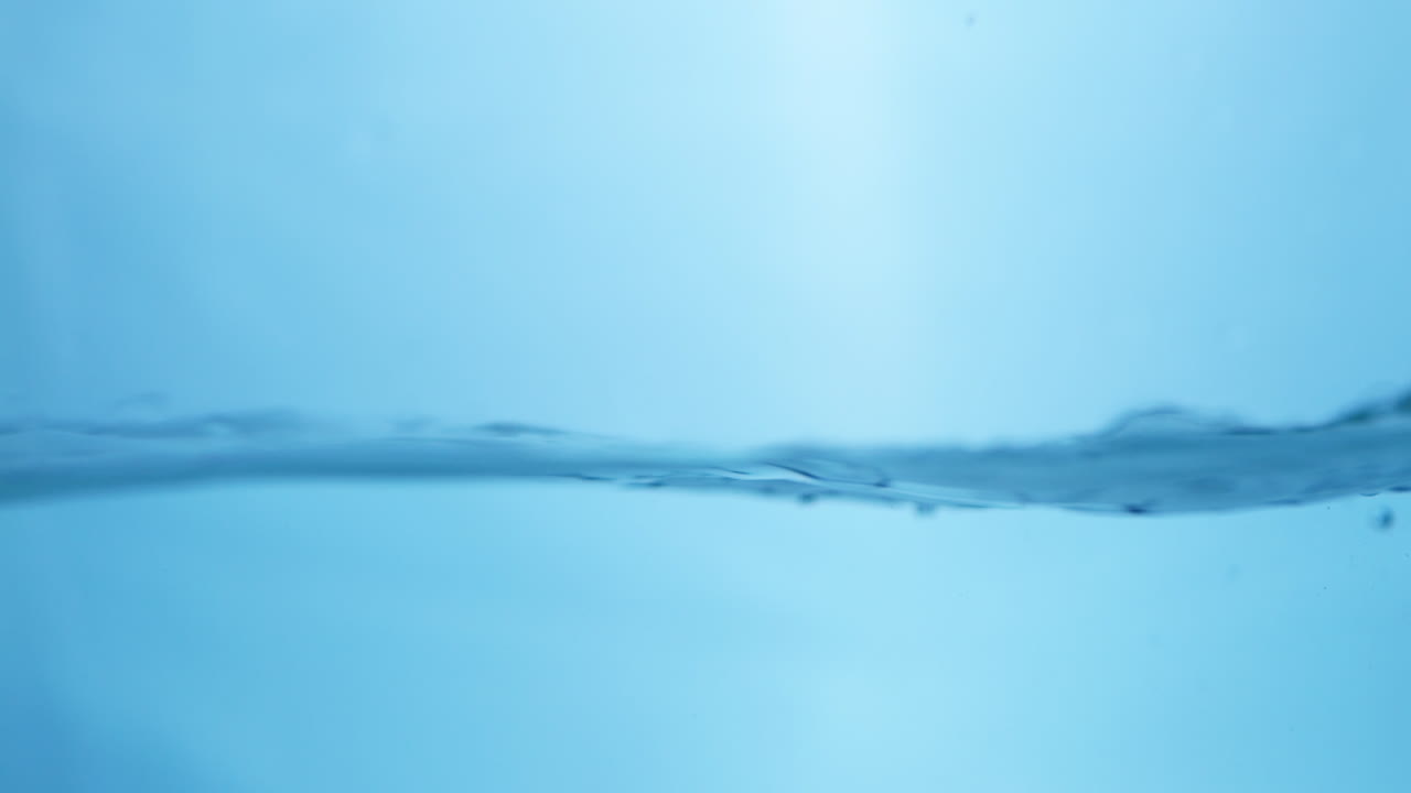 액체 진정성: 부드럽게 흐르는 물 표면, 느린 움직임