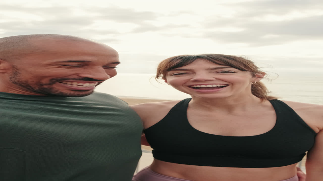 Coppia che si fa un selfie in spiaggia