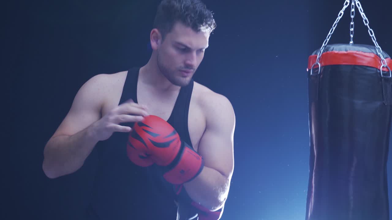 장갑을 입고  ⁇ 싱백을 때리는 프로 권투 선수입니다.