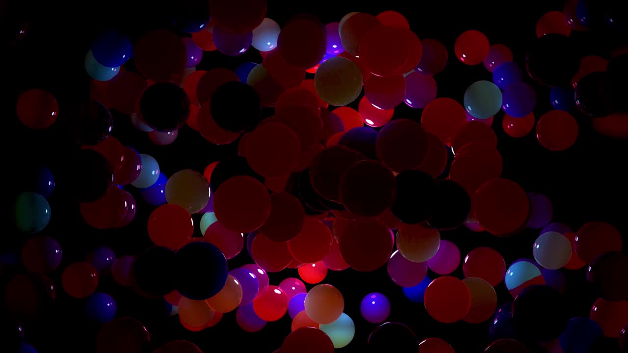composición abstracta de bolas de colores en el aire, que se iluminan al azar y se reflejan entre sí. esferas multicolores en el aire como simple fondo oscuro geométrico con efectos de luz.