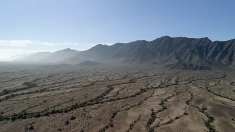 Naturaleza-Seca-Y-Montañas,-Día-Soleado-Con-Neblina-En-Dateland,-Az,-Usa---Vista-Aérea