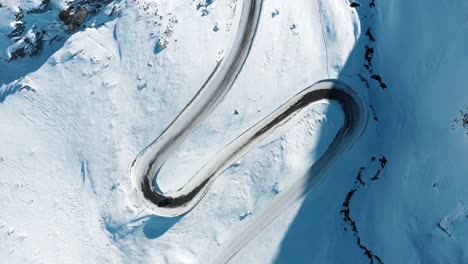 excelente vista de pájaro de un automóvil que conduce a lo largo de la curva s desde davos invernal hasta st moritz, suiza