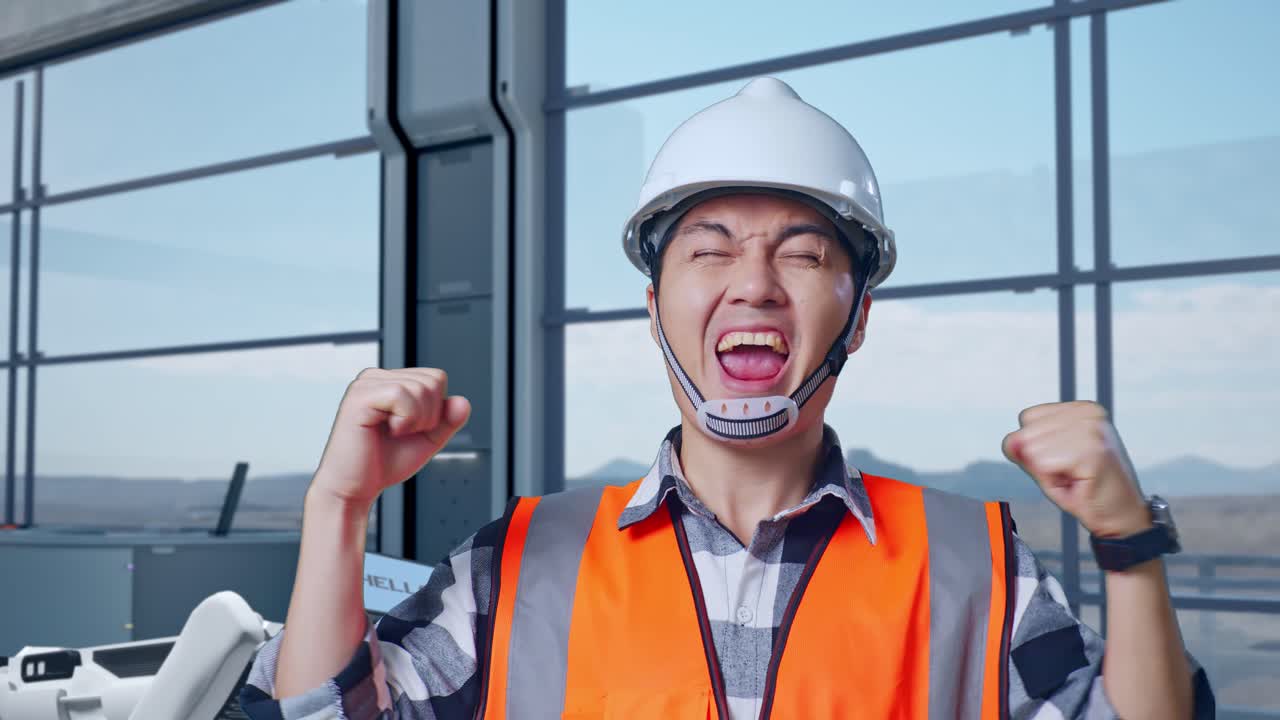 성공을 축하하는 엔지니어