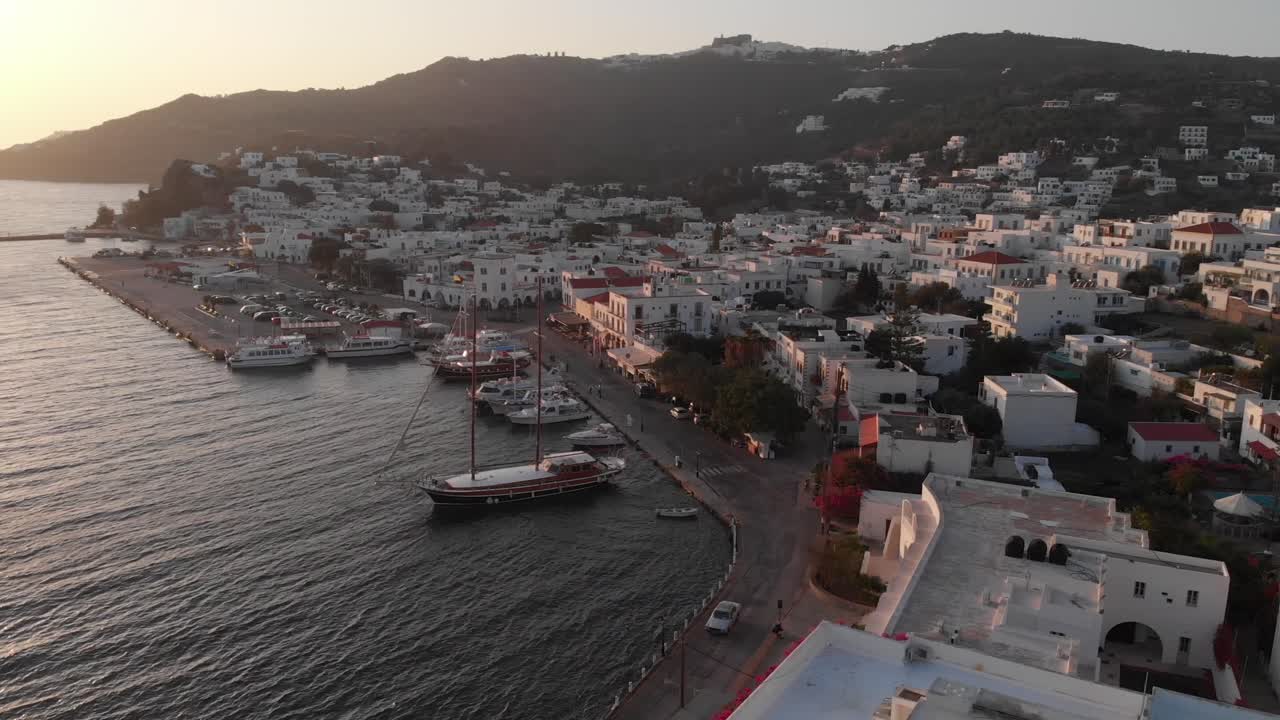 drones volando sobre las islas griegas grecia casas de viaje airbnb