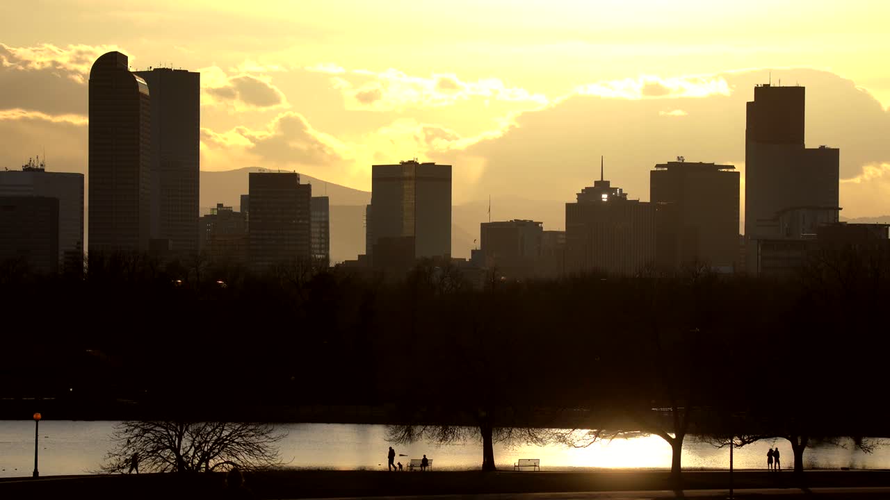 Vista del horizonte de Denver desde el Parque de la Ciudad al atardecer