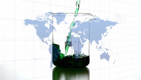 verter líquido verde en el vaso sobre el mapa del mundo y la animación de datos