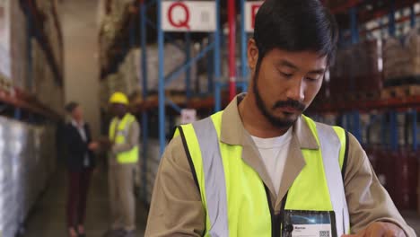 joven trabajando en un almacén 4k