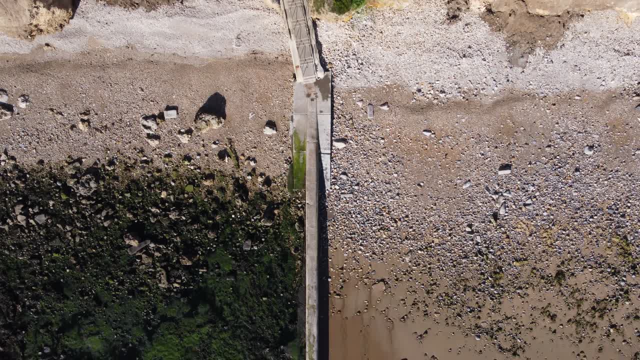 ступени на пляже хендон в сандерленде на северо-востоке великобритании, дрон 4k hd с воздуха сверху вниз