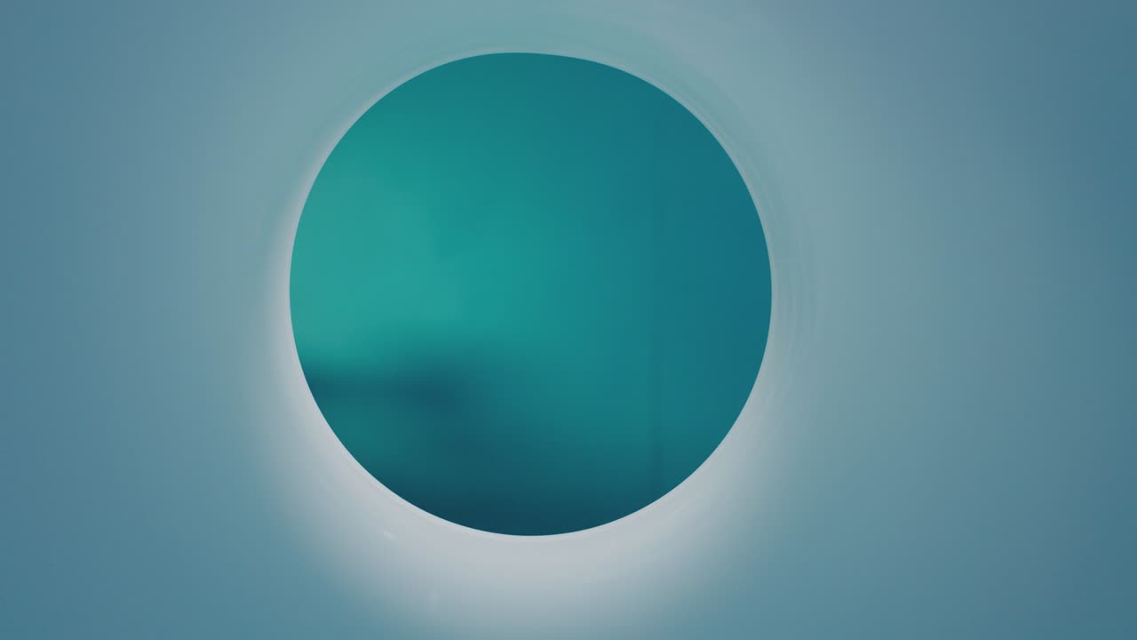 4k mano de hombre mostrando el pulgar grande y demostrando signo de gusto y satisfacción en un fondo azul. mano muestra gesto de bien. hombre entra mano dentro del círculo mostrando pulgar levantado de cerca