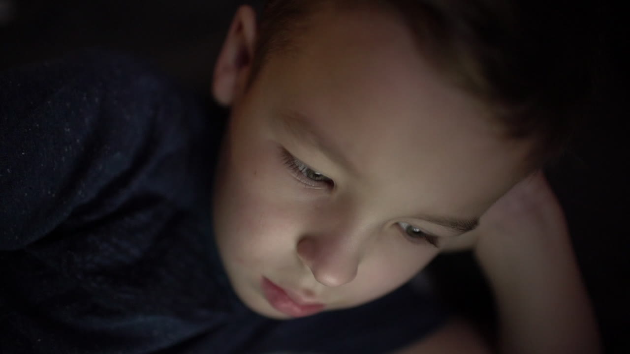 디지털 태블릿을 사용하는 어린이