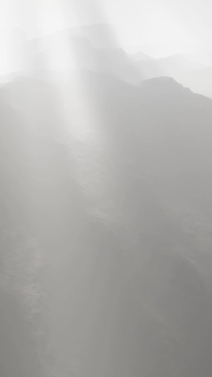 La nebbia copre le colline al mattino presto in una regione montuosa.
