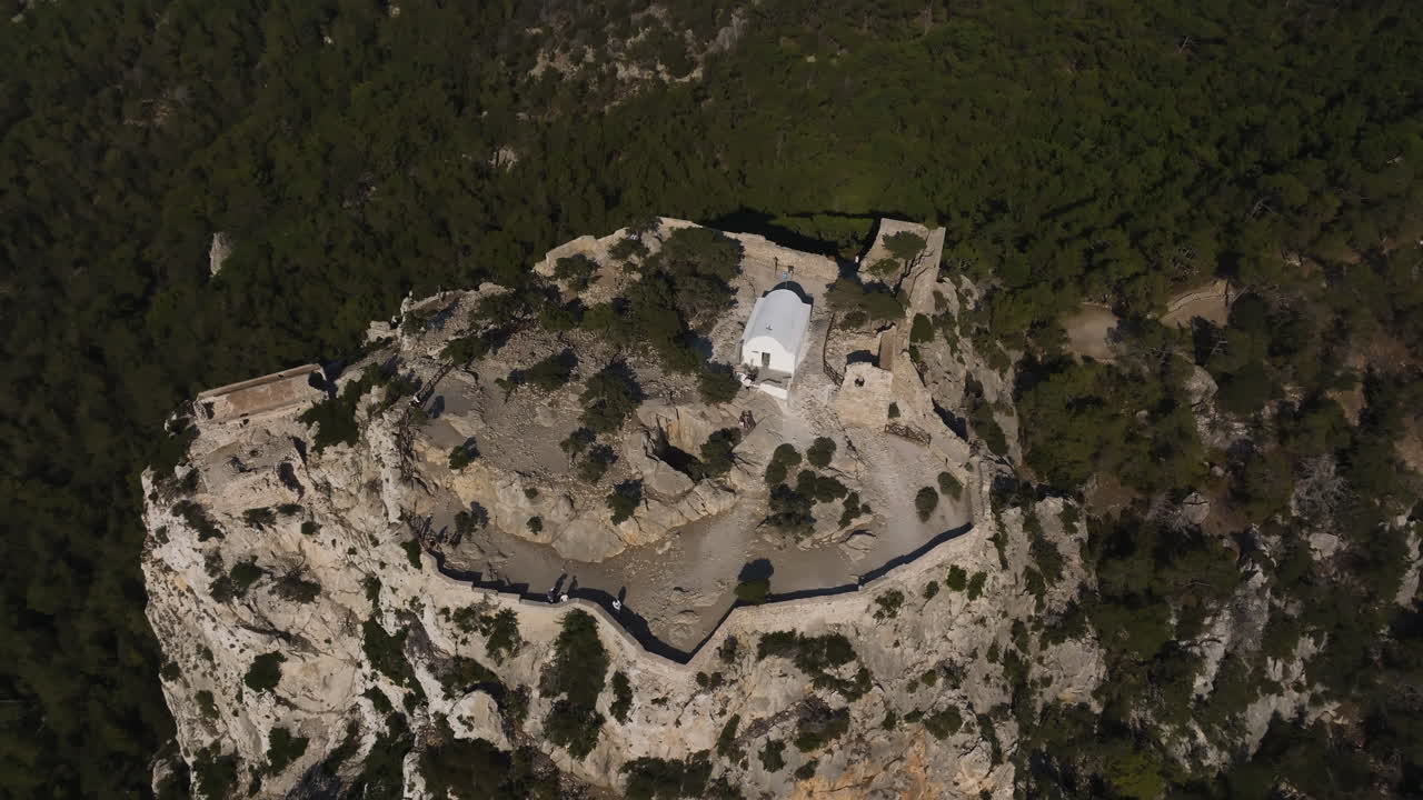 disparo de inclinación aérea que se eleva frente al castillo de monolithos, verano en rodas